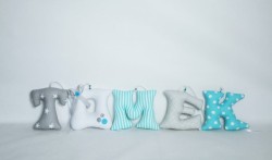 Zestaw ręcznie szytych literek do pokoju dziecka – TOMEK / TOMUŚ