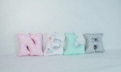 Zestaw ręcznie szytych literek do pokoju dziecka – NELA