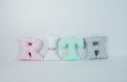 Zestaw ręcznie szytych literek do pokoju dziecka – RITA