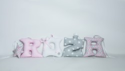 Zestaw ręcznie szytych literek do pokoju dziecka – RÓŻA