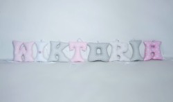 Zestaw ręcznie szytych literek do pokoju dziecka – WIKTORIA