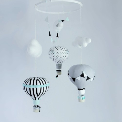 Balony karuzela nad łóżeczko kolory czarny biały mięta (1).JPG