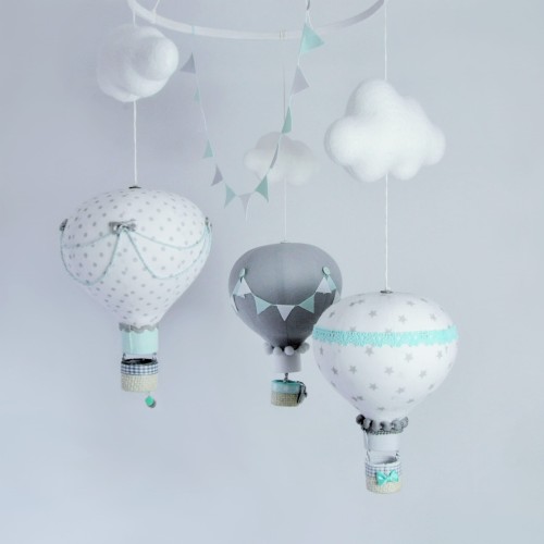 Karuzela z  trzema balonami w kolorze białym i szarym