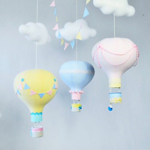 Karuzela z balonami do pokoju dziecka różowy żółty niebieski (10).JPG