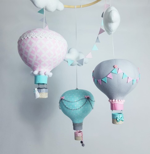 Karuzela z balonami nad łóżeczko różowy seledynowy szary (1).jpg