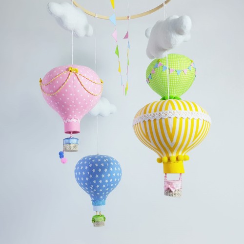 Balony nad łóżeczko kolorowe różowy żółty zielony niebieski (1).jpg