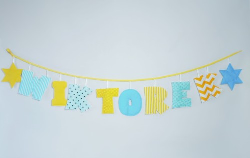 Girlanda z imieniem dziecka 8 liter + 2 dekory miętowo-żółta