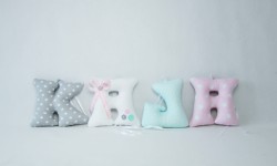Zestaw ręcznie szytych literek do pokoju dziecka – KAJA