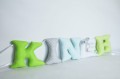 Szyte literki z imieniem dziecka Kinga kolory zielony, szary, biały, miętowy