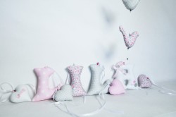 Zestaw ręcznie szytych literek do pokoju dziecka – LILA / LILI