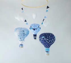 Karuzela nad łóżeczko 3 balony granatowo-niebieskie z motywem mapy świata