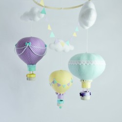 Karuzela nad łóżeczko 3 balony: fioletowy, żółty, miętowy z białymi dodatkami