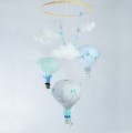 Karuzela z trzema balonami: niebieskim, szarym i miętowym