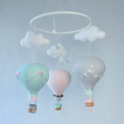 Karuzela nad łóżeczko 3 balony: miętowy, szary, różowy z akcentami białego