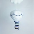 Duży balon biały w kropki z proporczykami