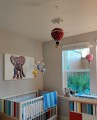 Duży balon czerwony w białe gwiazdki w pokoju dziecka
