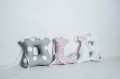 Szyte literki do pokoju dziecka na łóżeczko Ola kolory szary, różowe wzorki, biały
