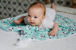 Kocyk bawełniany dla niemowląt  pandy na miętowym tle