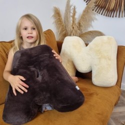 Poduszka litera futro miś ciemny brąz 42 cm