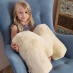 Poduszka litera futro miś ECRU 42 cm 