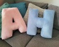 poduszki litery z weluru w kształcie H i A.jpg